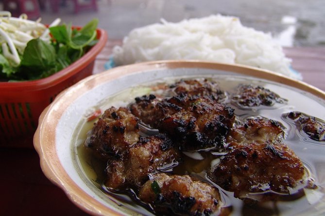 Private Hanoi Street Food Walking Tour With Real Foodie - The guide factor: real personalities like Minh, Bao, Linh, and Jenny