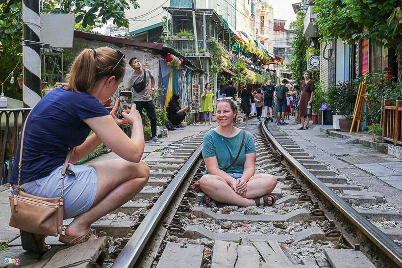 Private Hanoi Walking Tour with visit Train Street - Hanoi Train Street: the included coffee stop and the train timing reality
