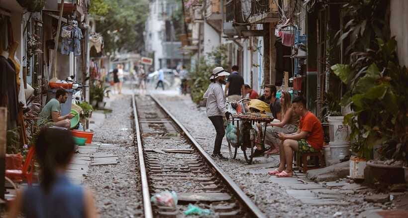 Private Hanoi Walking Tour with visit Train Street - What the guide quality really changes in a private tour
