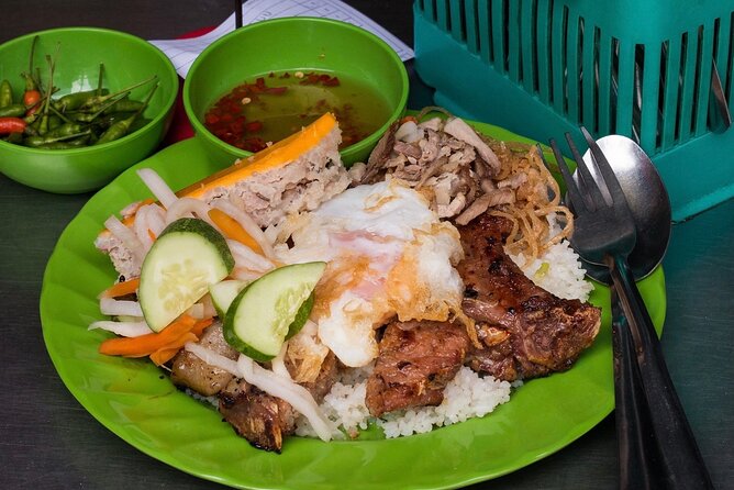 Private Street Food Tour by Motorbike in Ho Chi Minh City - Stop 1 in Ho Chi Minh City: start with Gỏi Đu Đủ and Dừa Tắc