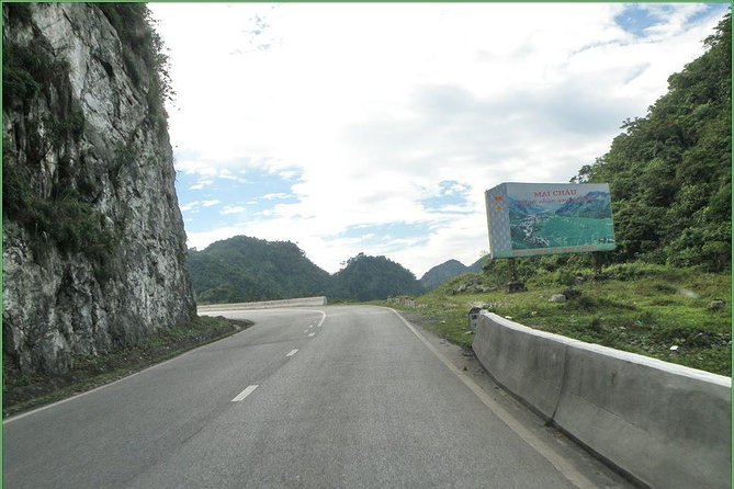 Private Transfer Hanoi <=> Mai Chau One Way (Free hotel pickup) - Private Hanoi to Mai Chau Transfer: the 3.5-Hour Reality Check