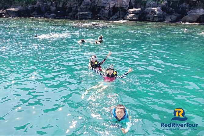 RED RIVER TOUR (Share group): DISCOVERY 3 ISLANDS BY BOAT - Mong Tay or May Rut Island: Chill Time Plus Photo and Water-Play Choices