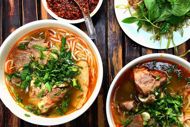 Saigon After Dark With Seafood, Beer & Live Music Bar - Nguyen Thien Thuat apartments: where old Saigon meets newer buildings