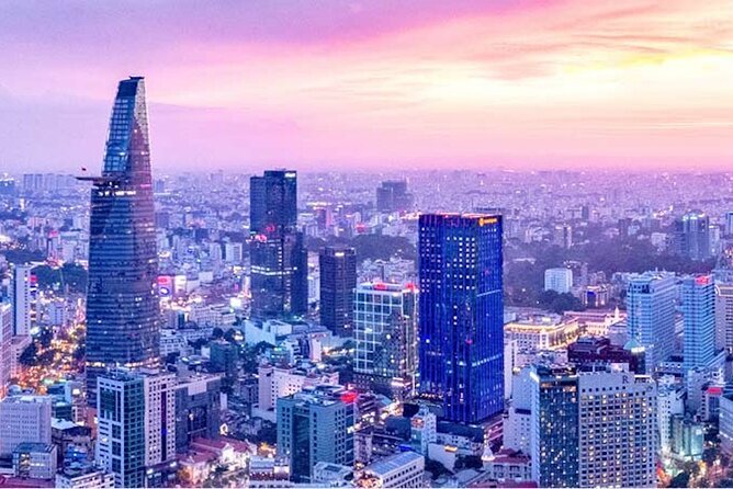 Saigon After Dark With Seafood, Beer & Live Music Bar - The scooter ride: what to expect in intense traffic