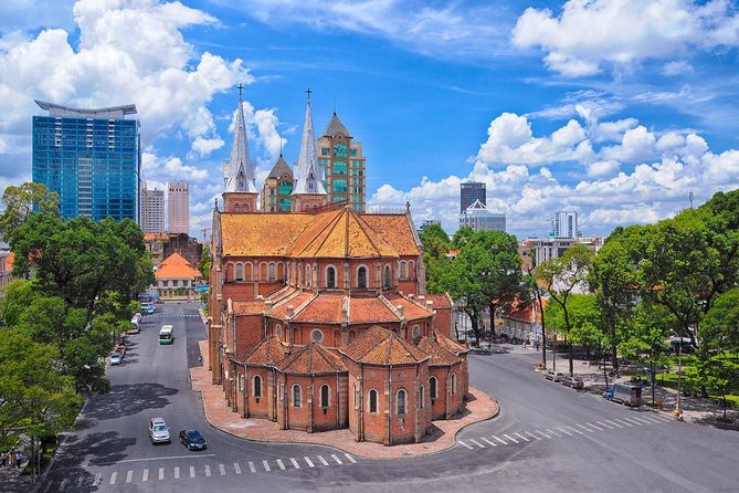 Saigon in a Day: Ho Chi Minh City Sightseeing and Night Food Tour - Morning Setup: Tao Dan Park, a Wet Market, and Pho 24 for breakfast