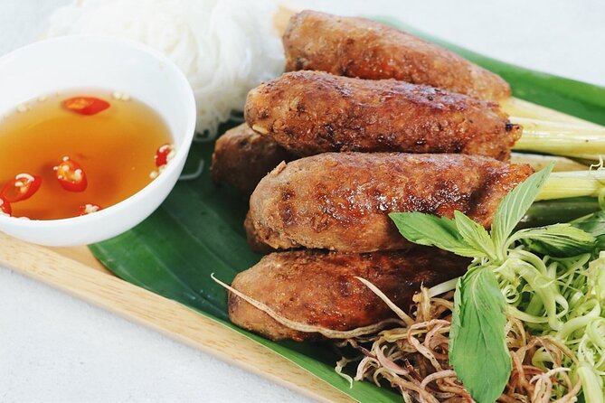 Saigon Street Food Safari by US Army Jeep - Stop 2: Nguyen Thien Thuat Apartment area and the street-food rhythm