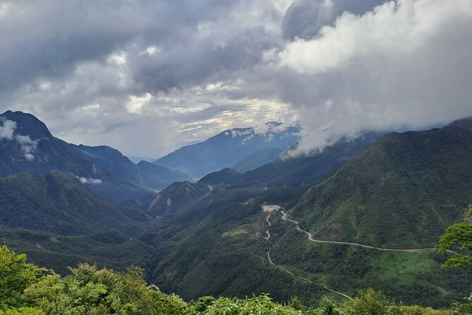 Sapa Love Silver Waterfall, Lonely Tree in Heaven Gate,San Sa Ho - San Sa Ho: trekking down through rice, corn, and tea country
