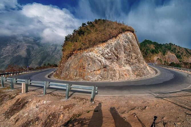 SaPa Motorbike Tour - Half day - Visit Waterfall - O Quy Ho pass and the Lonely Tree: short stop, big viewpoint payoff