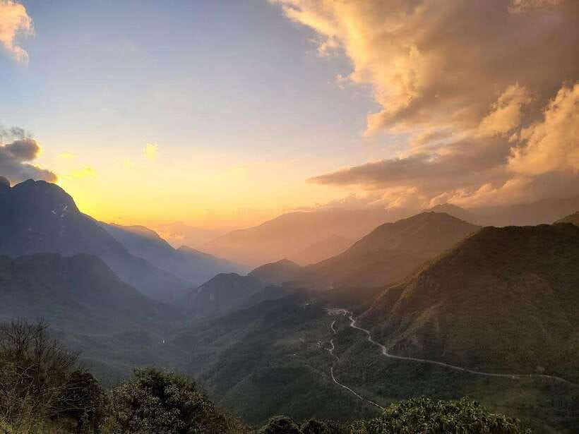 Sapa: Private Highlights Day Tour with Lunch - O Quy Ho Pass and the Lonely Tree viewpoint: the mountain road moment