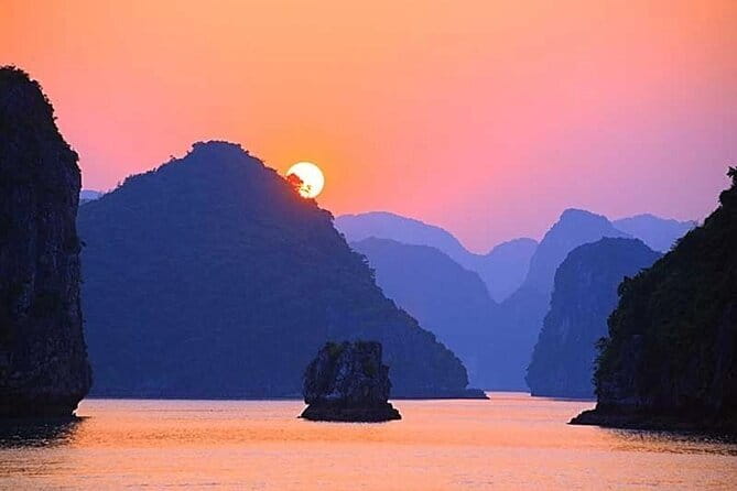 Sunset Tour in Lan Ha Bay | 4-star Daiichi Cruise - Stop 1: Lan Ha Bay Kayaking in Calm, Soft Afternoon Light