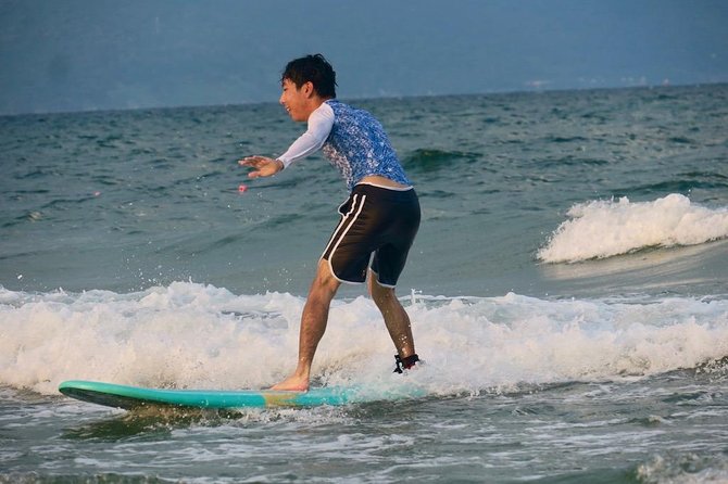 Surf Lessons - Entering the water: what your 2-hour lesson actually feels like